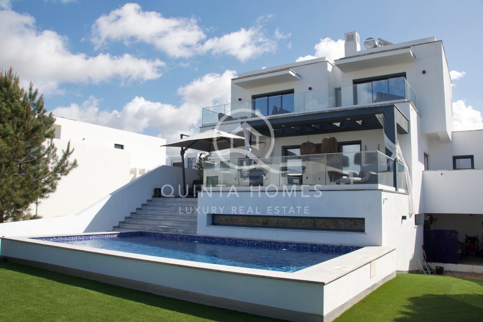 Contemporary villa with a minimalist design, located not far from the beautiful Algarvian beaches.