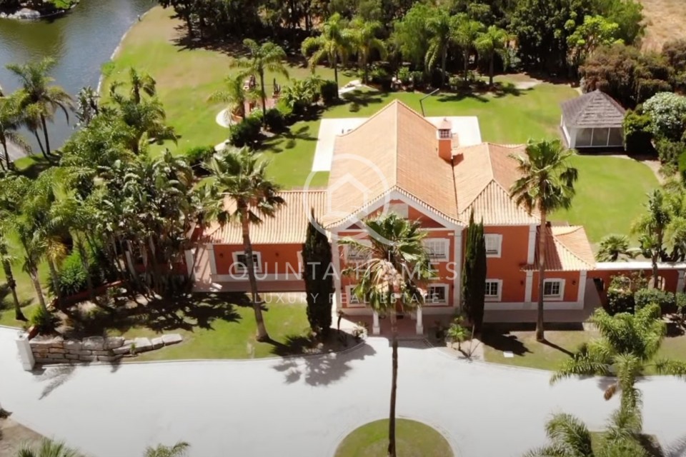 Beautiful house with private lakes, horse stables, and golf facilities 
